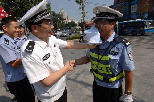 知情人曝武汉交警排队等领导擦汗 官方否认