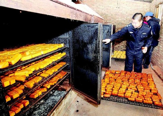 西安一黑作坊藏身民房 日产豆腐五六百斤(图)