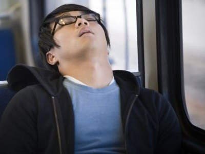 经常在车上打瞌睡存在隐患 引发颈椎紧绷劳损