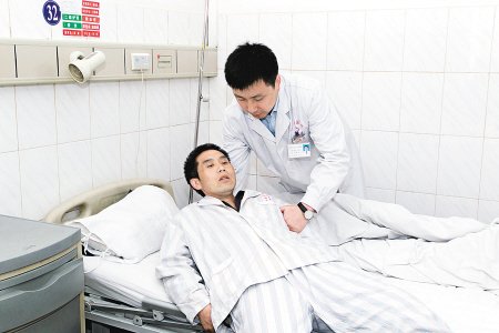 身体硬得像根棍 男子急需熊猫血做手术(图)