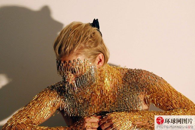 最荒诞的时髦: 裸体婚礼