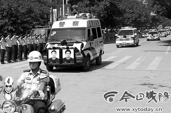 乾县两民警处警出车祸身亡续:万人上街送别