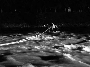 西安鄠邑太平新村段河道河水暴涨 一男两女被