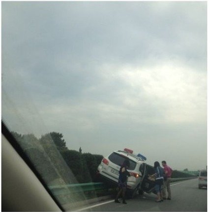 曝西安警车车祸下来丝袜女 一小时后车牌被挡