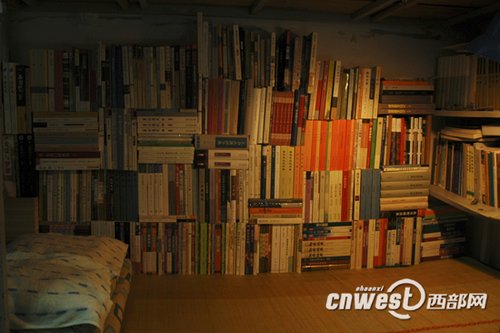 大学生床头书本垒成墙 大学读万卷书与书同眠