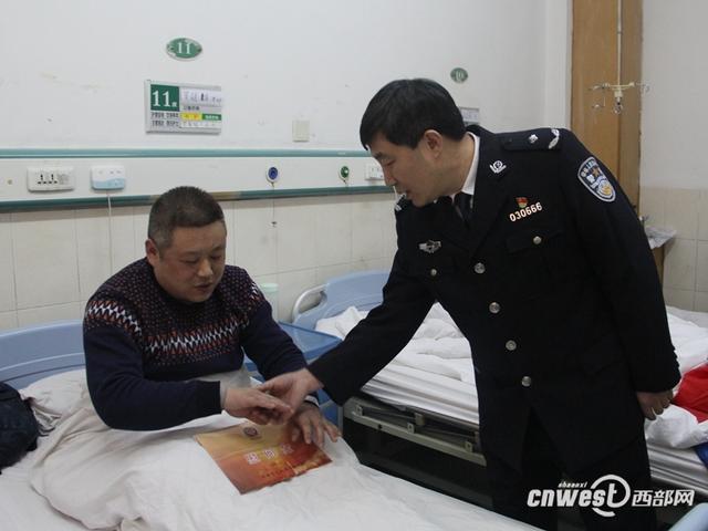 5人殴打警察被刑拘 公安局领导看望受伤民警