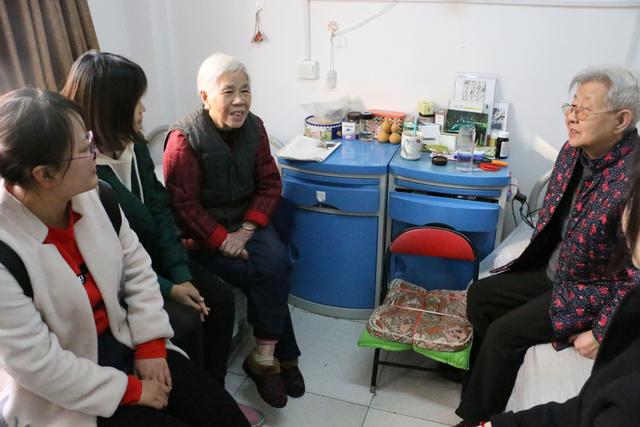 中建三局安装女职工开展三八敬老活动