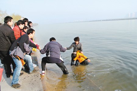 咸阳一医院职工中断越野赛救下跳湖轻生女子