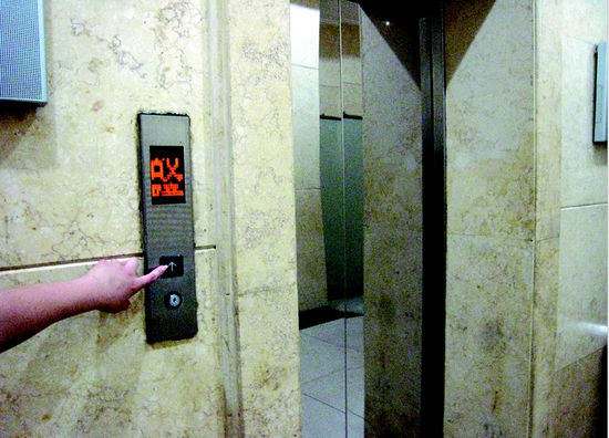 电梯故障3人被困半小时打报障电话竟是空号