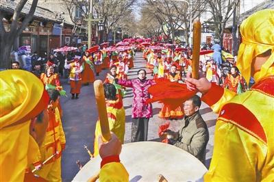 榆林8家秧歌队过街汇演 吸引市民前来观看