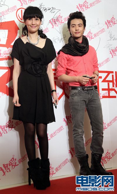 徐静蕾上演黑丝诱惑险走光 王菲爷们儿装亮相