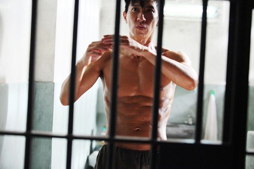 张家辉<大追捕>展露肌肉 苦练誓拼李小龙(图)_腾讯大秦网