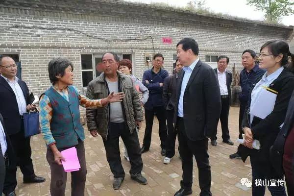 横山区区长周建国不听汇报,直接入户督查扶贫工作