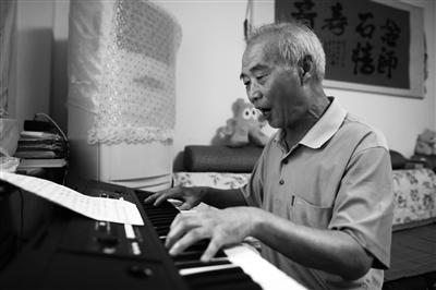 八旬退休教师花费4天创作垃圾分类歌