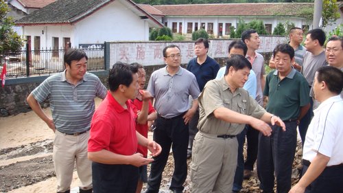 镇巴分公司立即开通1部应急海事卫星电话,确保对外联络不中断,县委