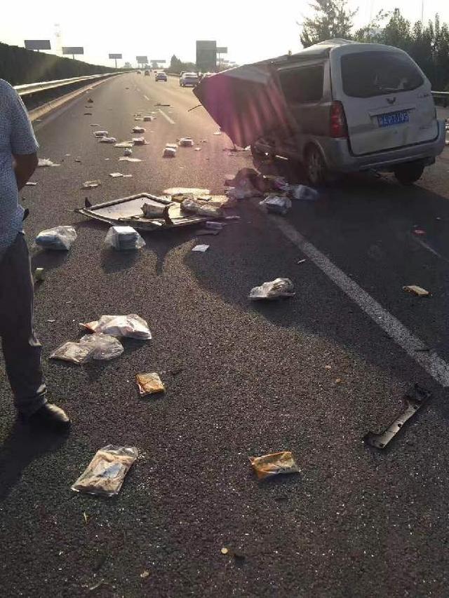 高速路目击惨烈车祸 宝鸡五小伙救下受伤女童