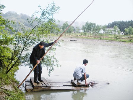 200余户村民常年靠木筏过河 孩子上学不安全