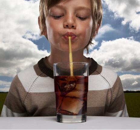 男童爱喝可乐患龋齿齿色发黑 儿童龋齿8大危害