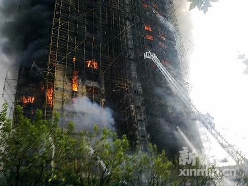 上海一高层住宅起火 大火向居民楼里蔓延(图)