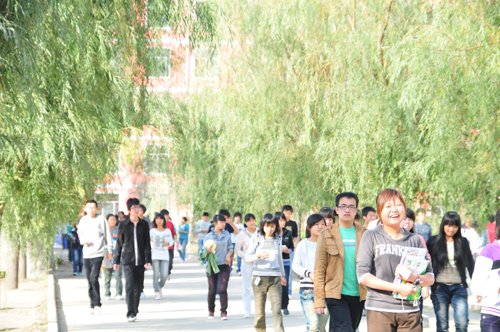 陕西电子信息职业技术学院学生下课场景