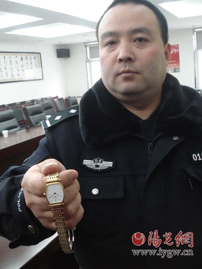 文静漂亮的女大学生写真图片