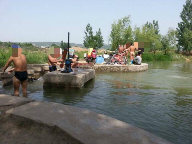 西安男子群聚雁鸣湖里裸泳 为图凉快吓坏路人