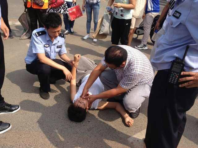 考生家长教育厅门前集体下跪 现场有人晕倒