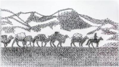 3名哈萨克族学子联手制作钉子画还原转场文化