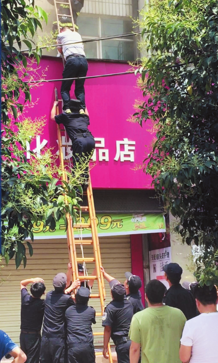 民警用身体当梯子火场救人 8名被困群众获救