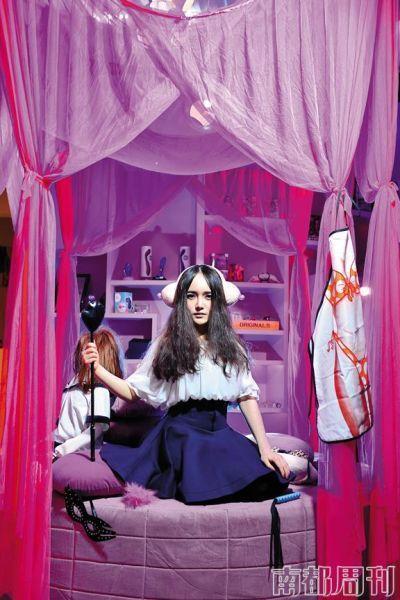 90后大学女生毕业开情趣店 拍重口味写真宣传