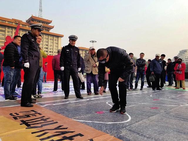 交通安全日体验者戴上眼镜 体验酒驾