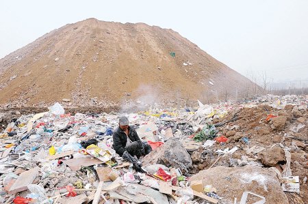 未央区多处卫生待整治 百花村口有座垃圾山