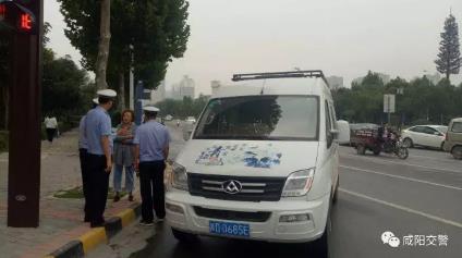 咸阳市民举报:一民用车辆冒充校车接送幼儿