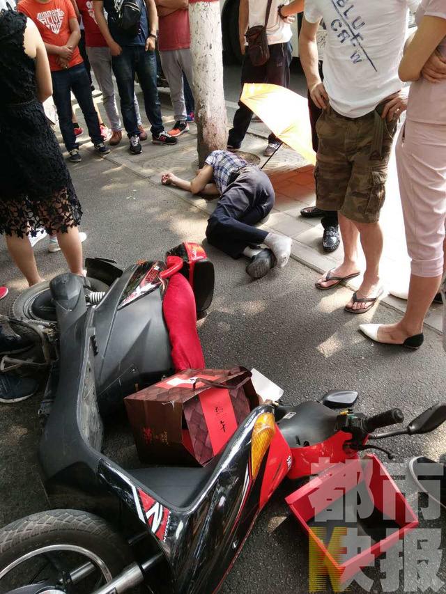 男子疑似酒后骑电瓶车 一头撞在了树上