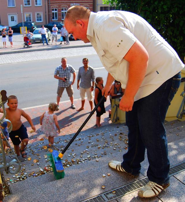 德国政府新规 30岁还单身罚扫大街 缴单身税