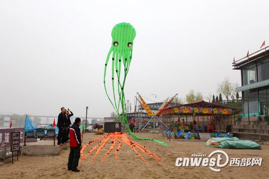 2015年陕西风筝节清明举行 将展示水上风筝特技