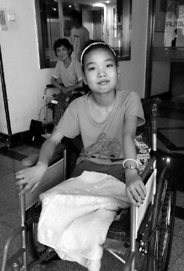 单亲女孩失去双腿 康复中心免费为其提供假肢