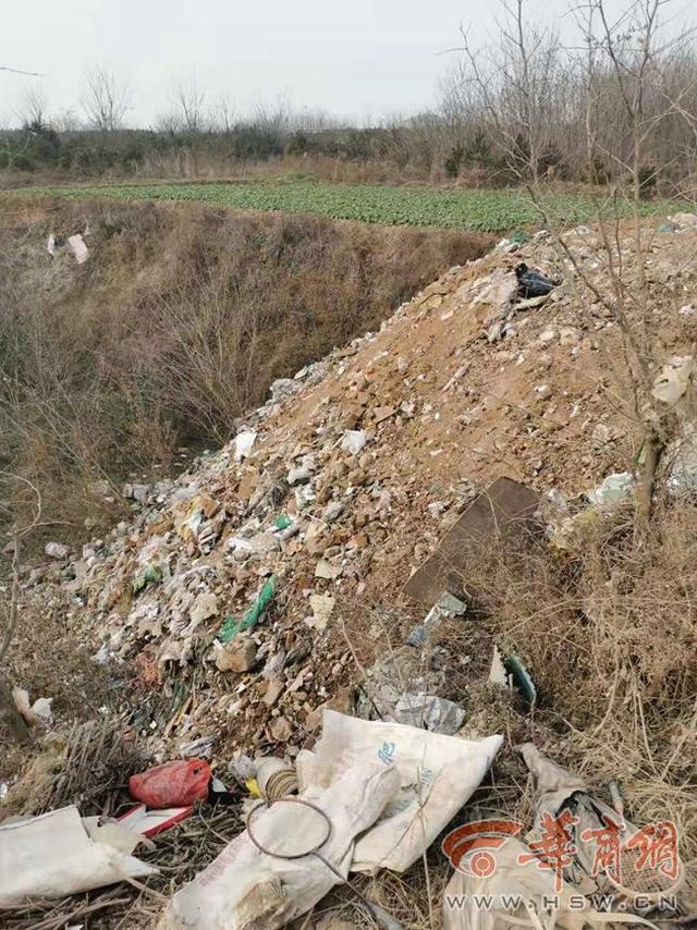 西安一农地里被倾倒建筑垃圾 村干部称不知情