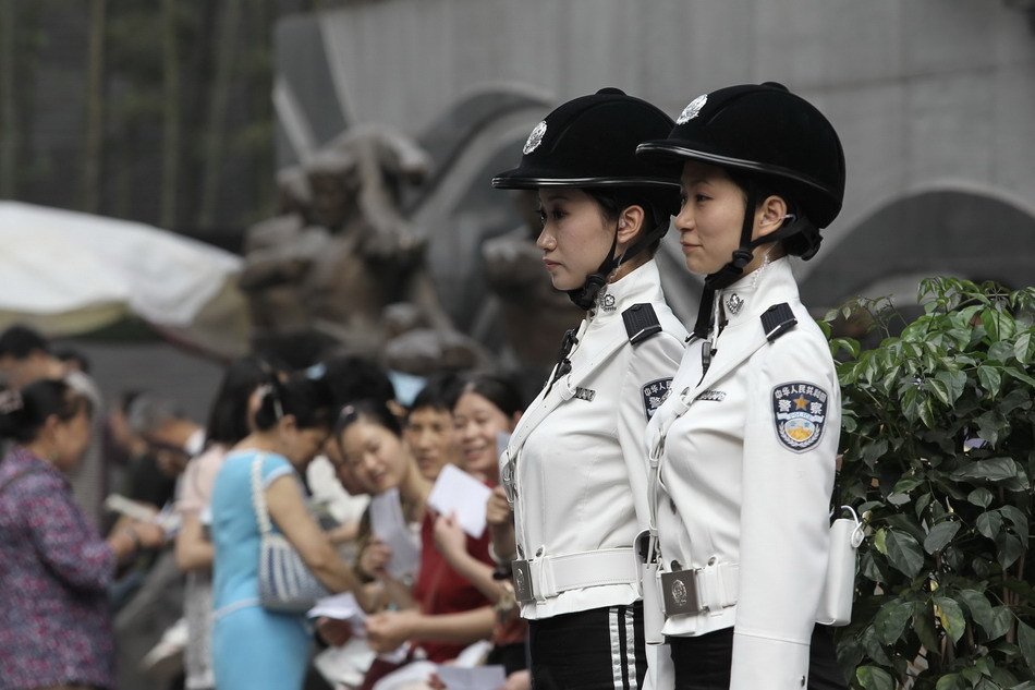 重庆女子交巡警队伍正式上岗执勤