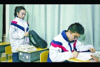 大学生拍定格电影记录恋爱 自习晚走只为陪她