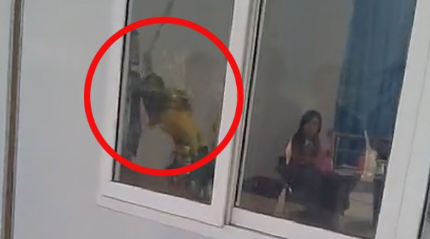 女教师手握木棍连续击打男生臀部致严重瘀伤