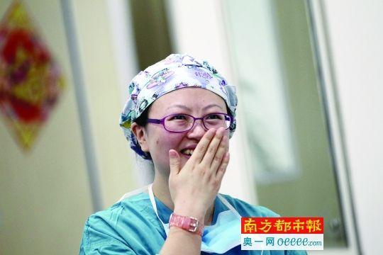 女医生地铁救人后默默离去 回应称是本能反应