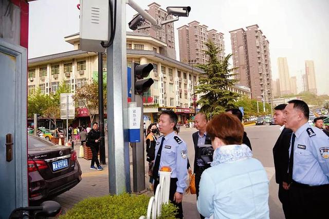 西安市长安区启用“一键报警柱” 方便市民报警