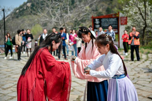 古装美女引围观 西安翠华山上演花朝节汉服秀