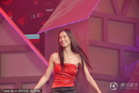 组图:黄圣依穿超短裙登台献唱狂秀性感热舞