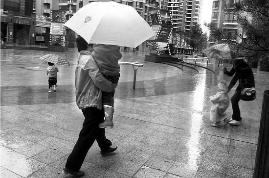 大雨冲毁8条国省干线 西安城区公交挤打车难