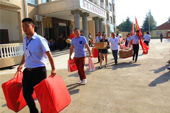 阳光彩爱心浓浓 热心公益中秋慰问孤寡老人_频