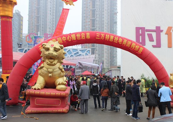 数千人挤爆营销中心 襄阳时代天街就是如此任