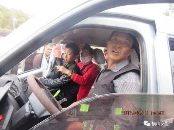 横山男子驾驶面包车超载 其中10名为在校学生