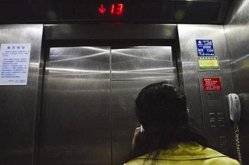 小区电梯未通过年检 业主冒生命危险坐电梯